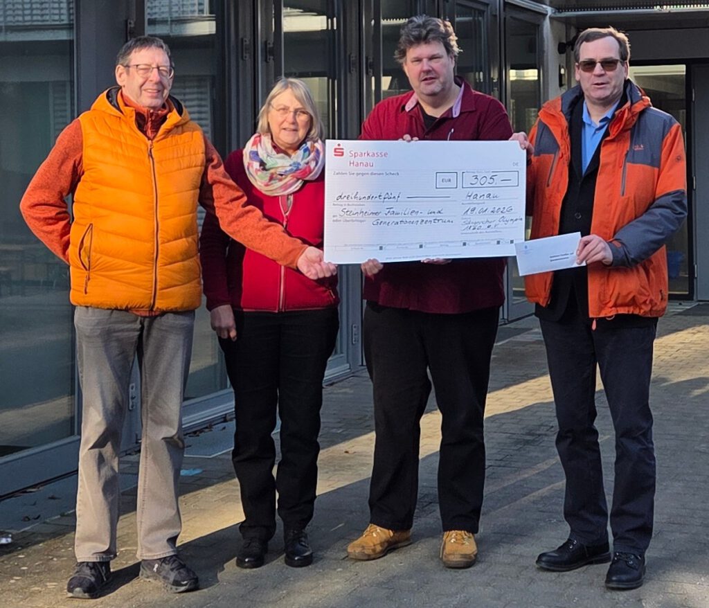 Der Vorstand des Sängerchor Olympia übergibt die Spende des Weihnachtskonzertes an das Steinheimer Fam.-u. Generationenzentrum